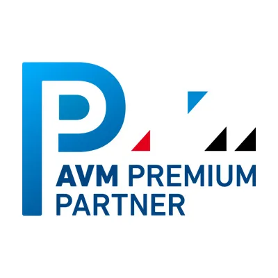 Abbildung des offiziellen Logos von AVM Premium Partner. Es zeigt ein stilisiertes blaues ‚P‘ sowie den Schriftzug ‚AVM PREMIUM PARTNER‘. 3B-IT aus Berlin ist seit 2004 durchgängig AVM Premium-Partner. Das Unternehmen erfüllt die hohen Anforderungen des Berliner Netzwerk-Herstellers AVM, unter anderem durch regelmäßige Schulungen zu Produkten wie der Fritz!Box.